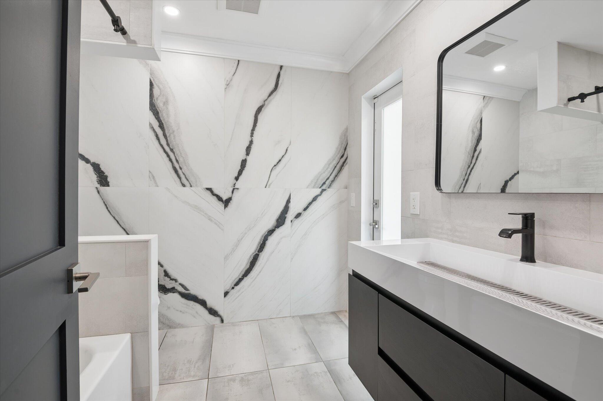 HOLLYWOOD HILLS - Residential