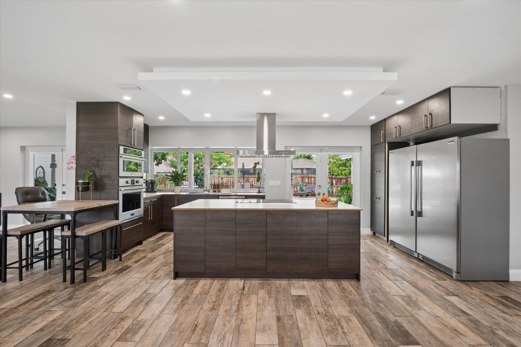 HOLLYWOOD HILLS - Residential