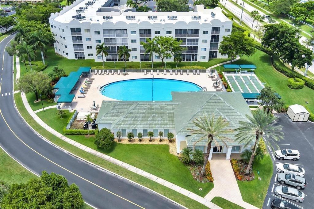 SOUTHAMPTON CONDOMINIUM - Residential