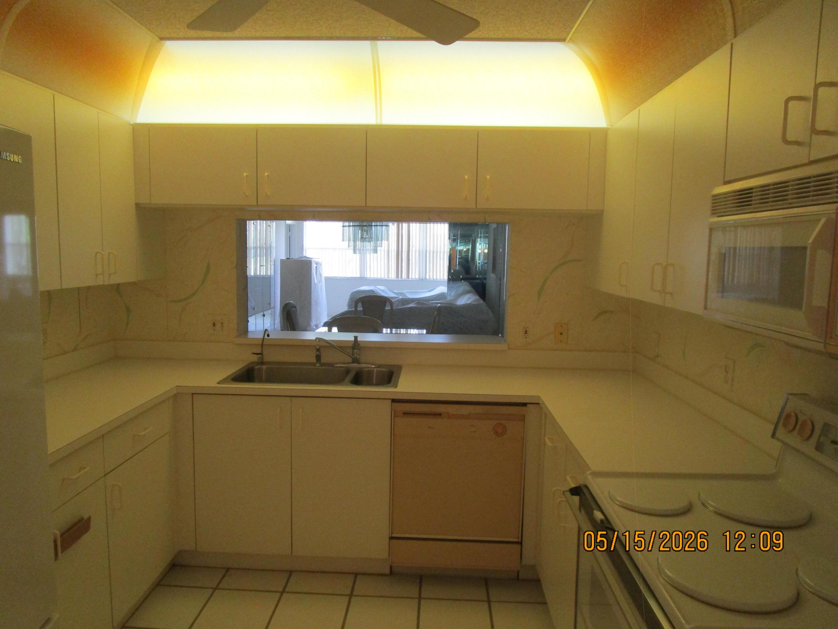 THIS LOVELY LARGE 2 BEDROOM 2 BATH CONDO IN SPECTACULAR SUNRISE LAKES PHASE 4 HAS TILE FLOORS,STALL SHOWER IN THE MASTER BATHROOM,TUB IN THE SPARE BATHROOM,EAT IN KITCHEN AND MUCH MORE  INCOME IS $37,500 GROSS AND 700+ CREDIT SCORE  FOR ALL APPLICANTS.   THIS UNIT WON'T LAST LONG AT THIS PRICE FOR THIS MODEL  MICROWAVE IS NOT WORKING.  CASH ONLY