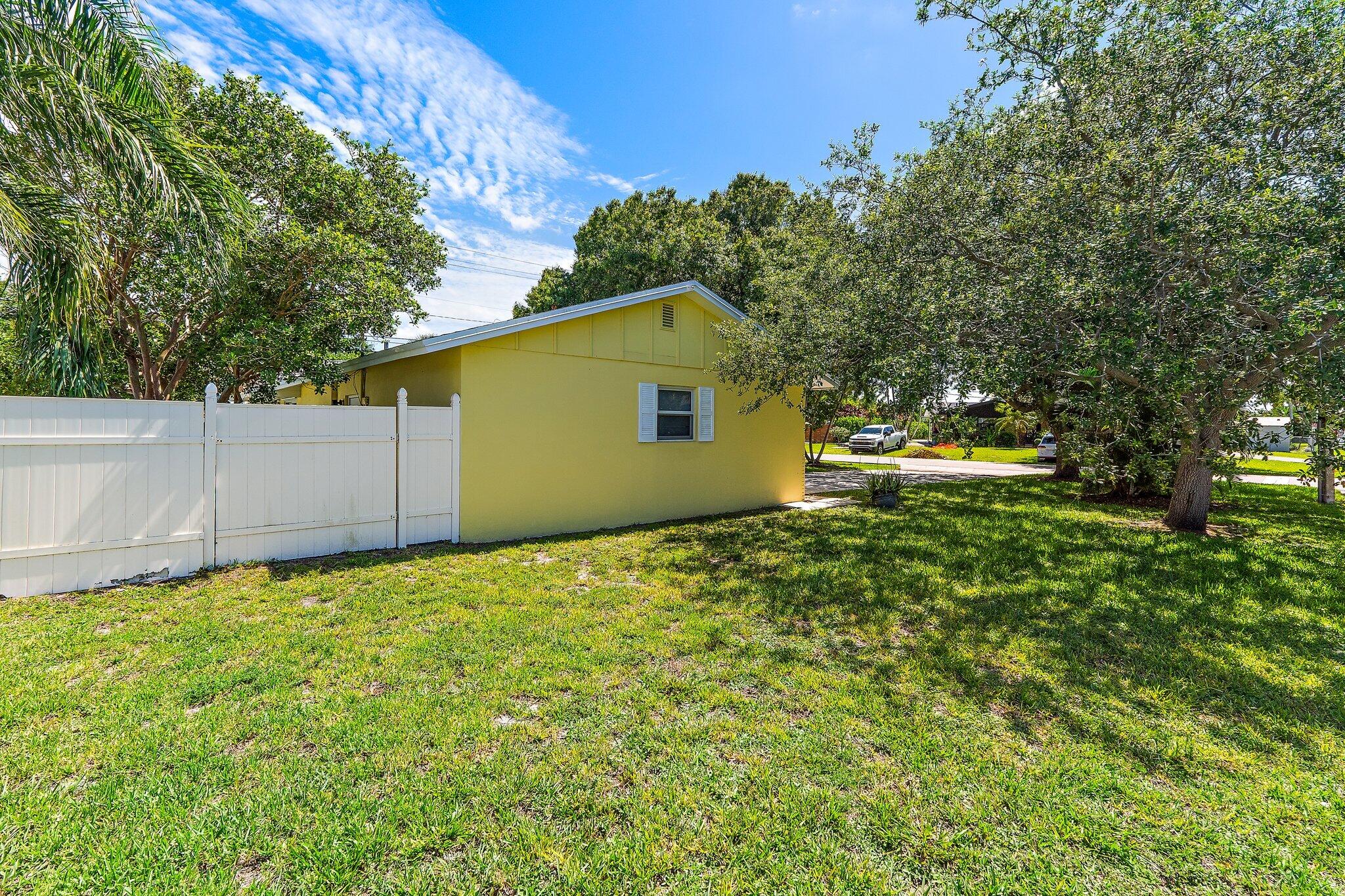 PALM BEACH GARDENS ESTATES - Residential