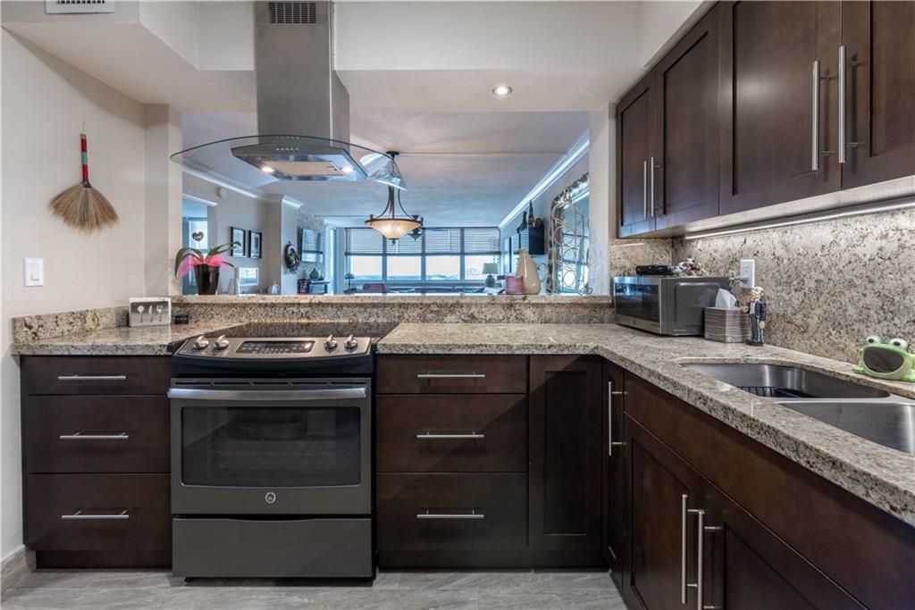 TRAFALGAR TOWERS CONDO 1 - Residential