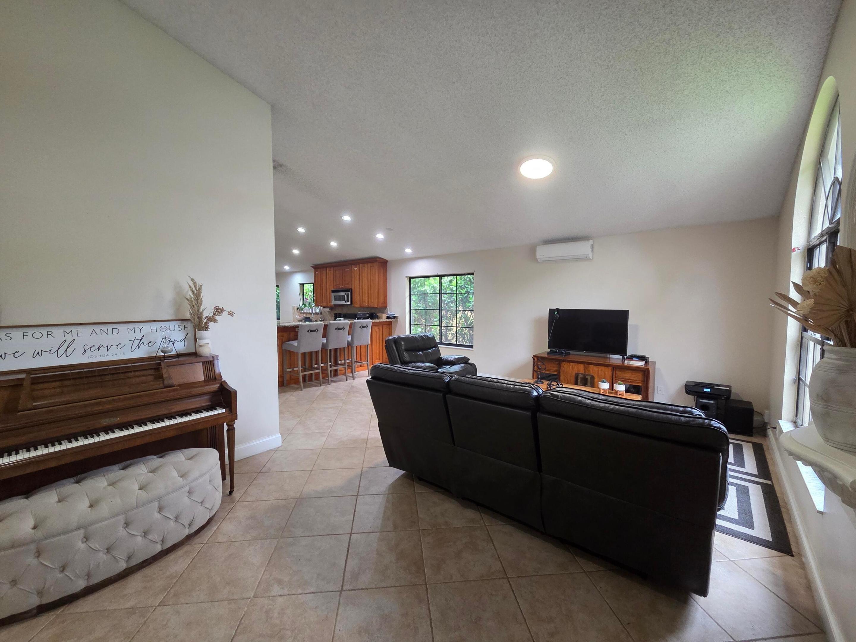 VILLAGES OF HILLSBORO SEC 2 - Residential Lease