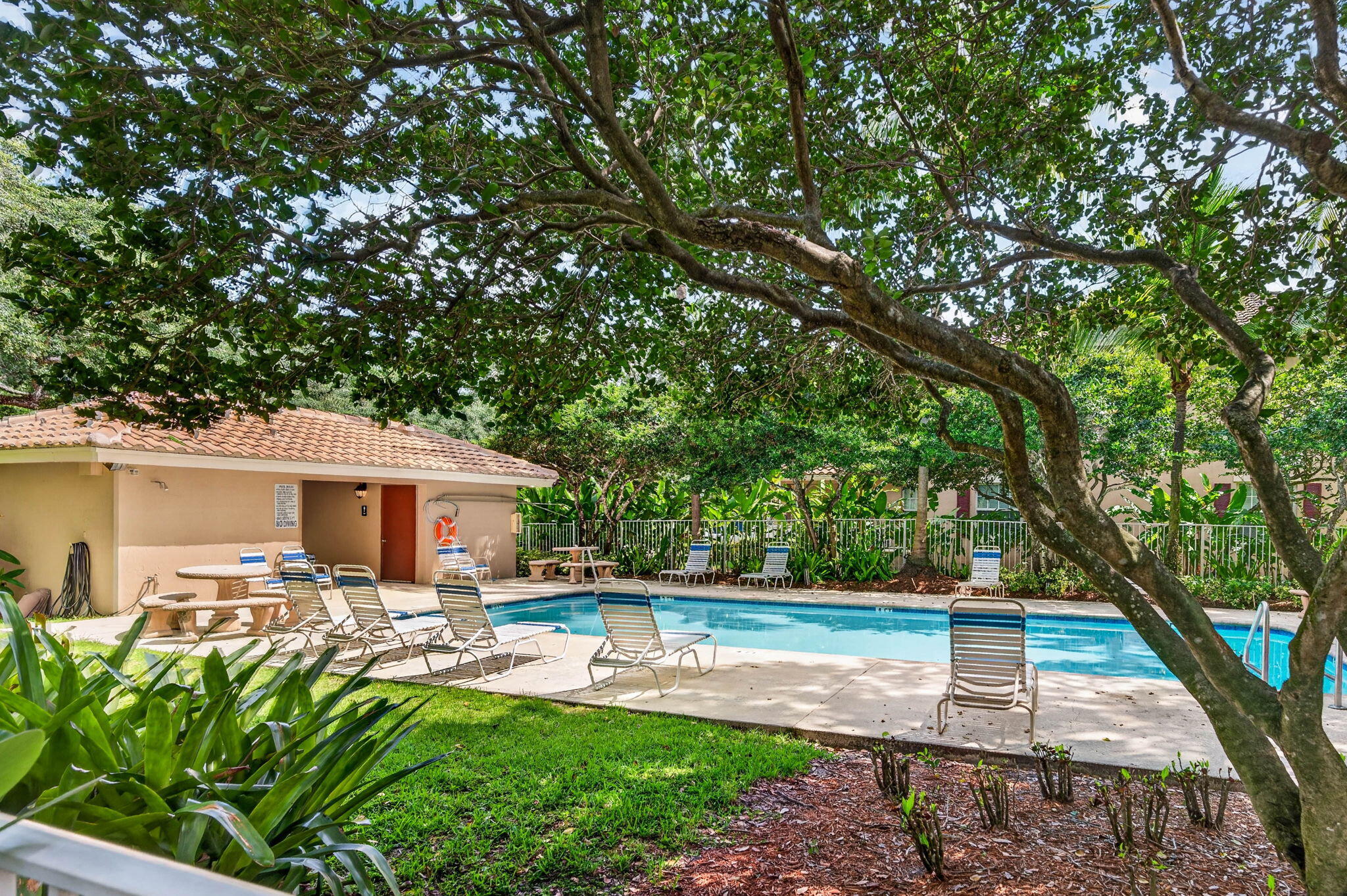 ROLLING HILLS GOLF & TENNIS CLUB - Residential