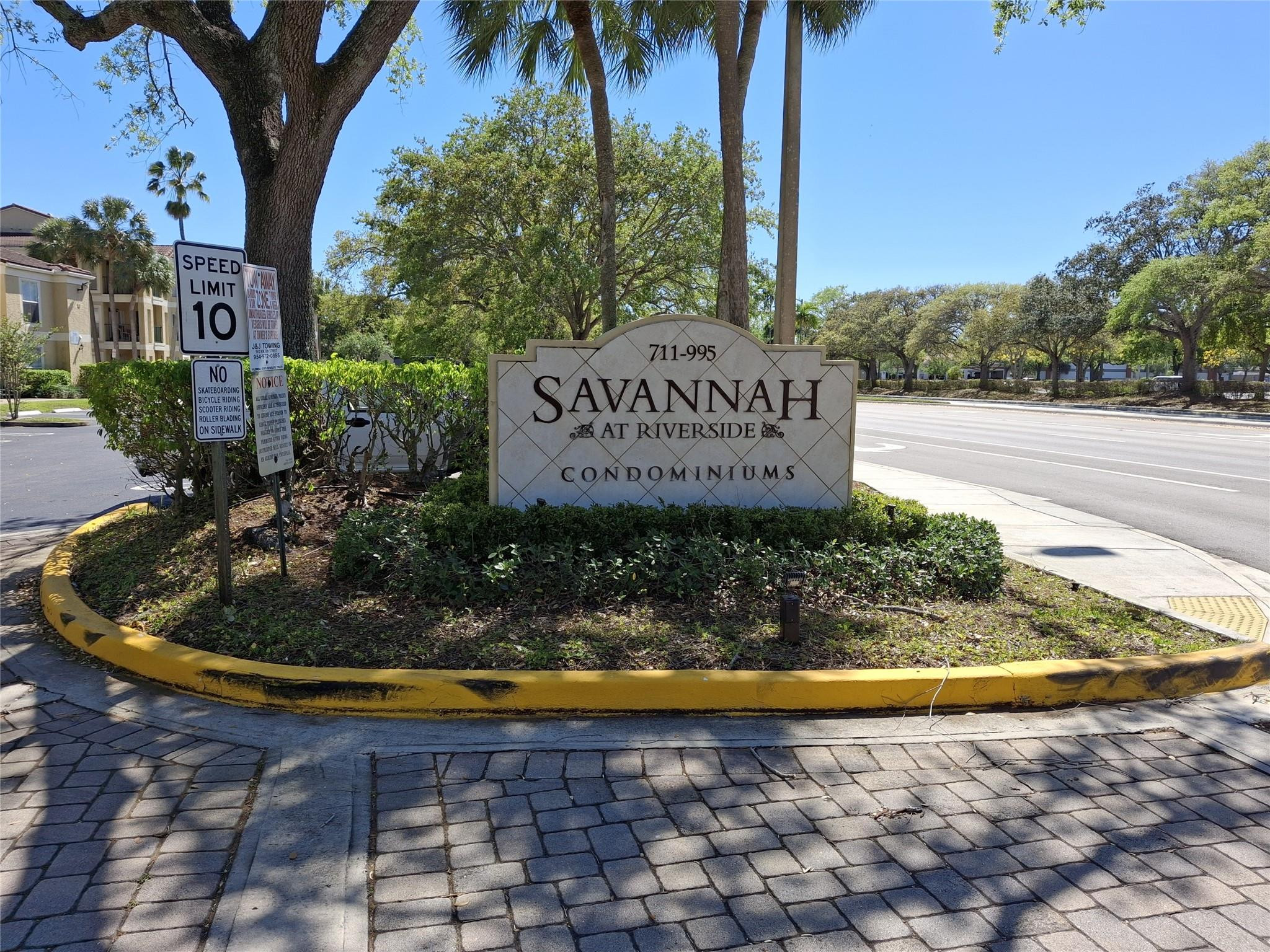 VERY NICE APT AND COMMUNITY, WASHER AND DRYER INSIDE UNIT, COMMUNITY POOL, GYM, CLUBHOUSE, EXCELLENT SCHOOLS, WALKING DISTANCE TO CORAL SQUARE MALL, QUIET COMMUNITY. ALL AGES. 650+ CREDIT (NO CREDIT KARMA).