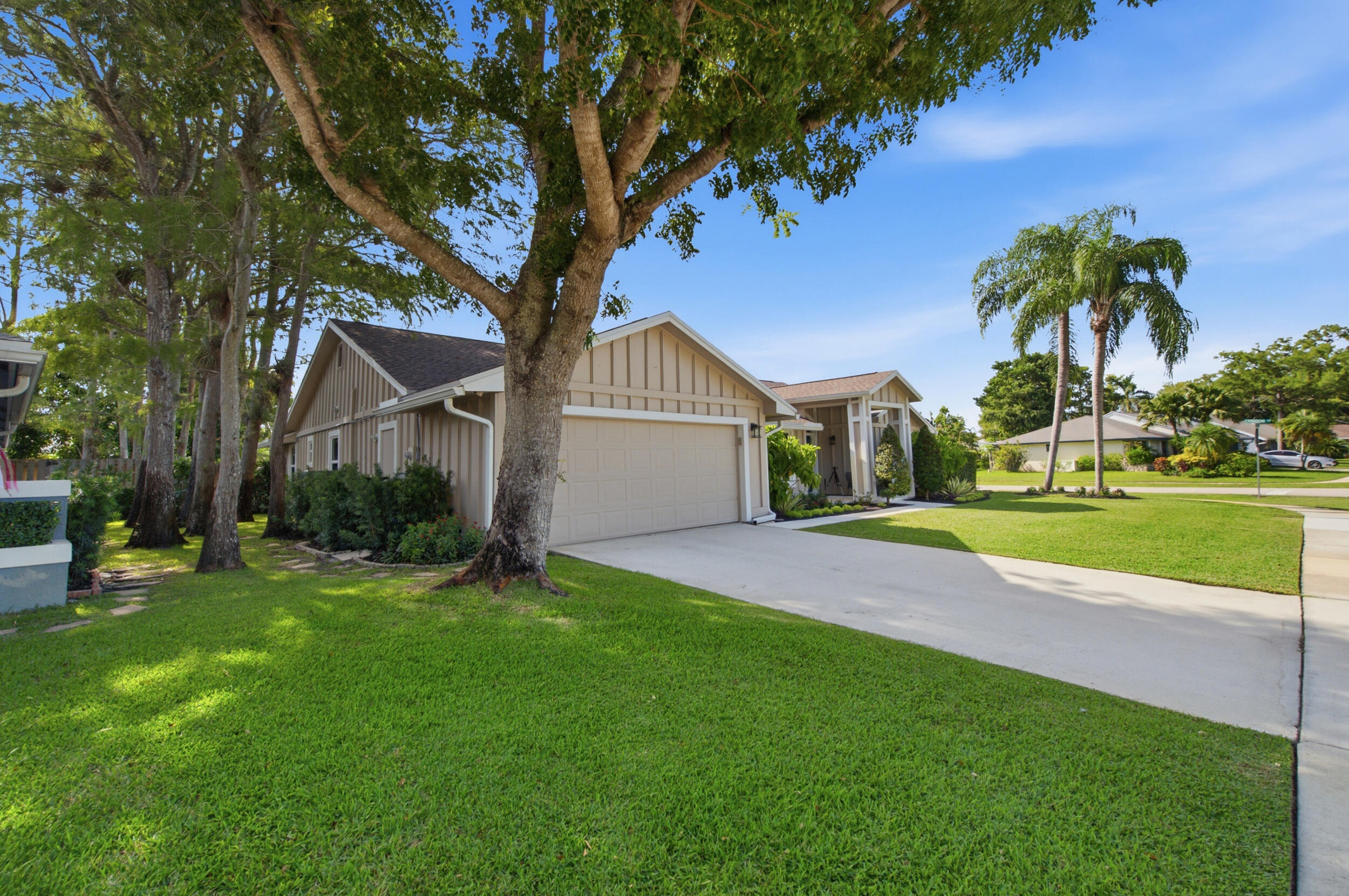 SUGAR POND MANOR OF WELLINGTON - Residential