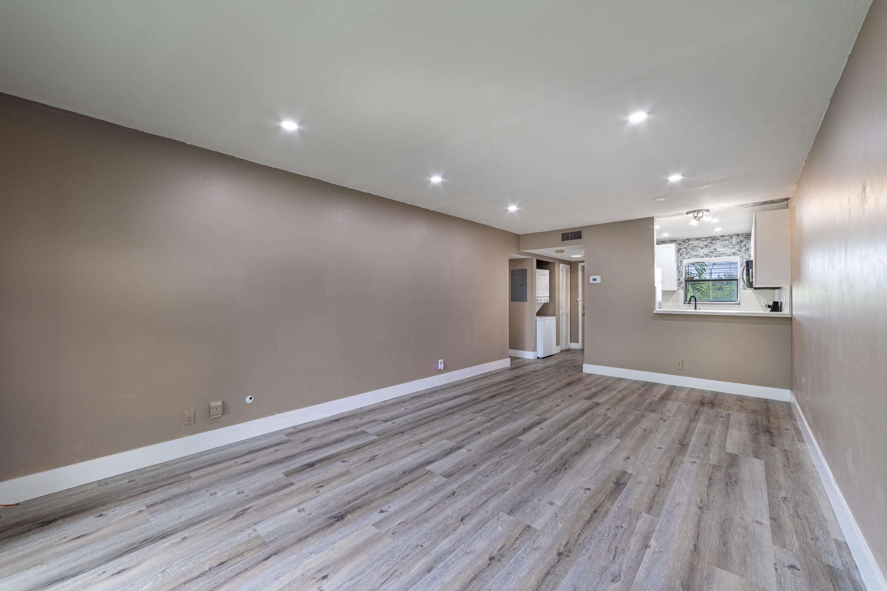 FIRST ENCOUNTER CONDO - Residential Lease