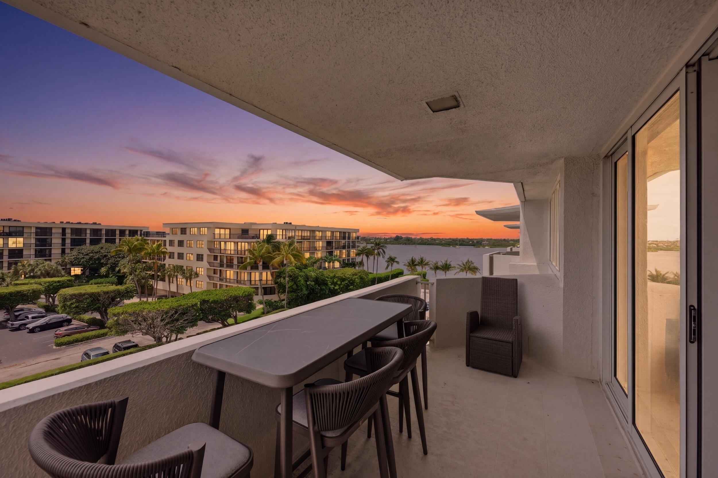 CARLYLE HOUSE CONDO - Residential