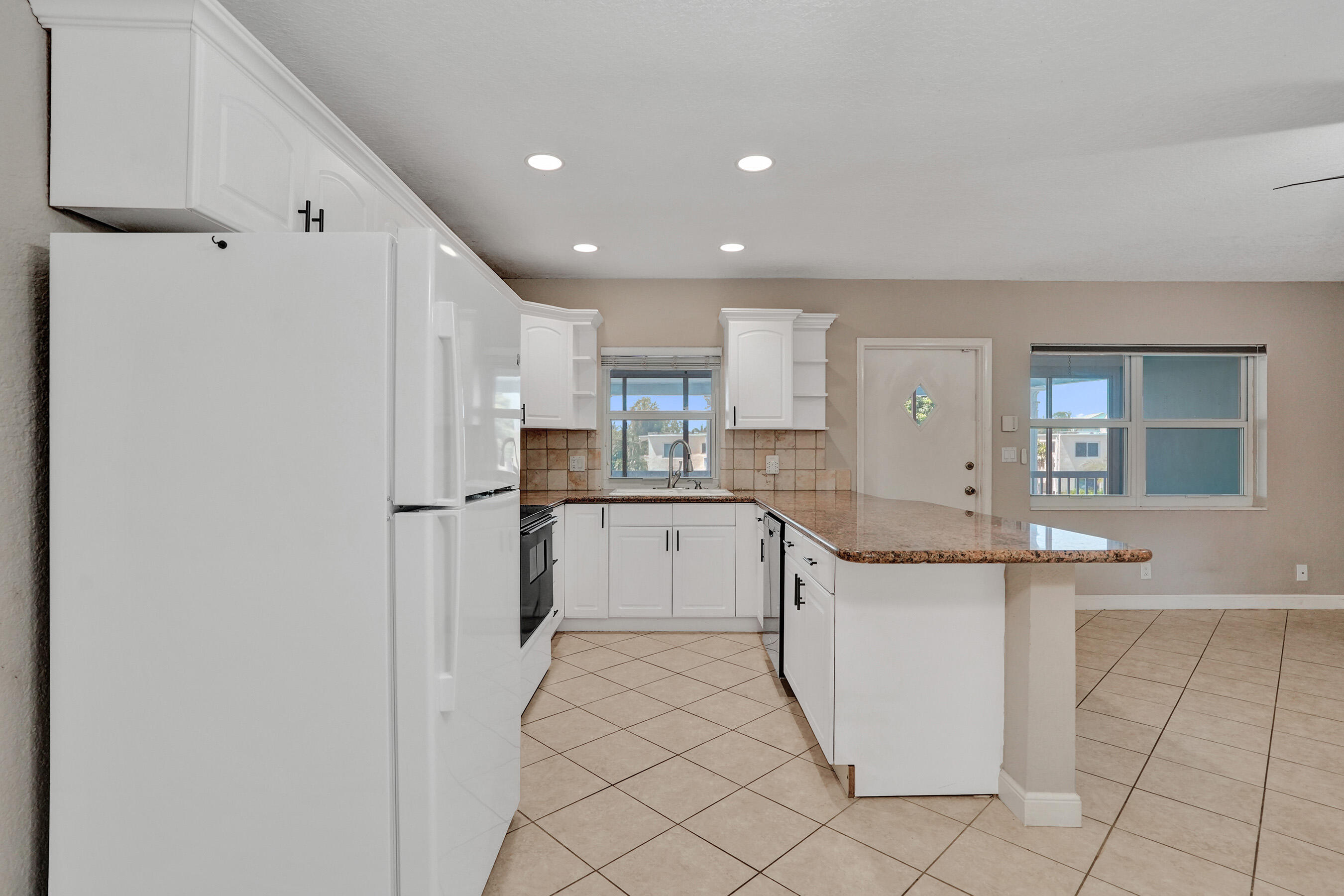 YACHT VIEW CONDO - Residential