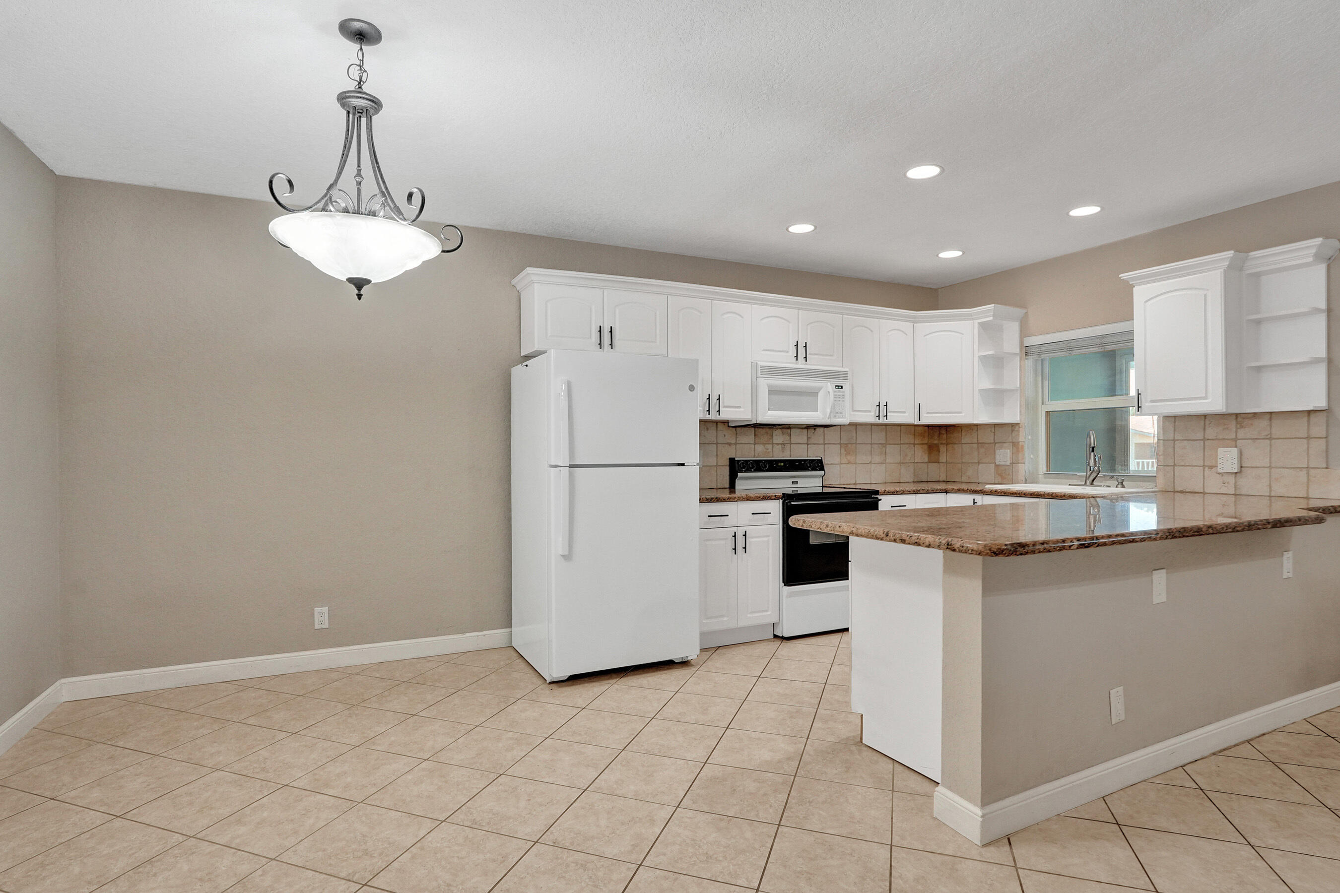 YACHT VIEW CONDO - Residential