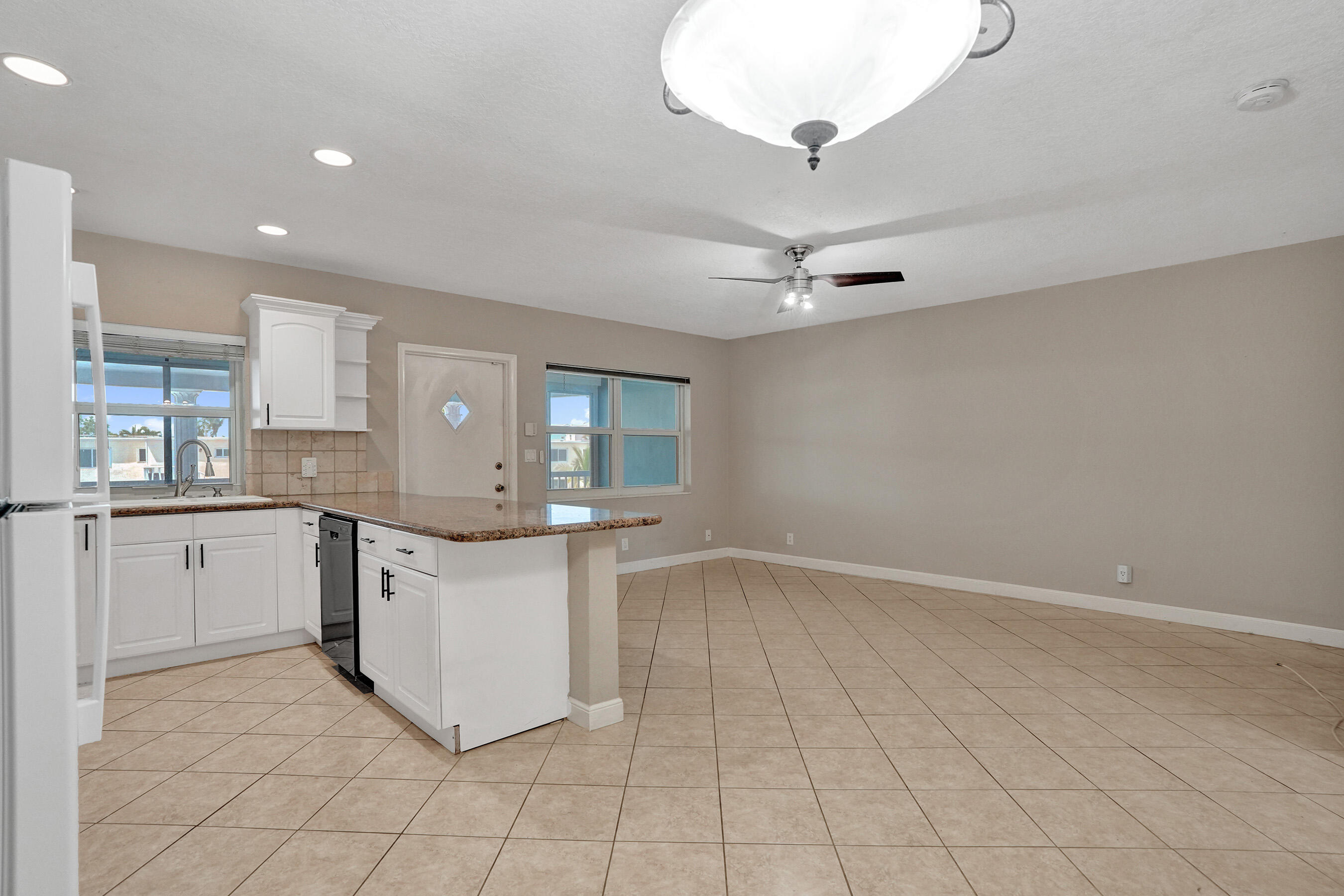 YACHT VIEW CONDO - Residential