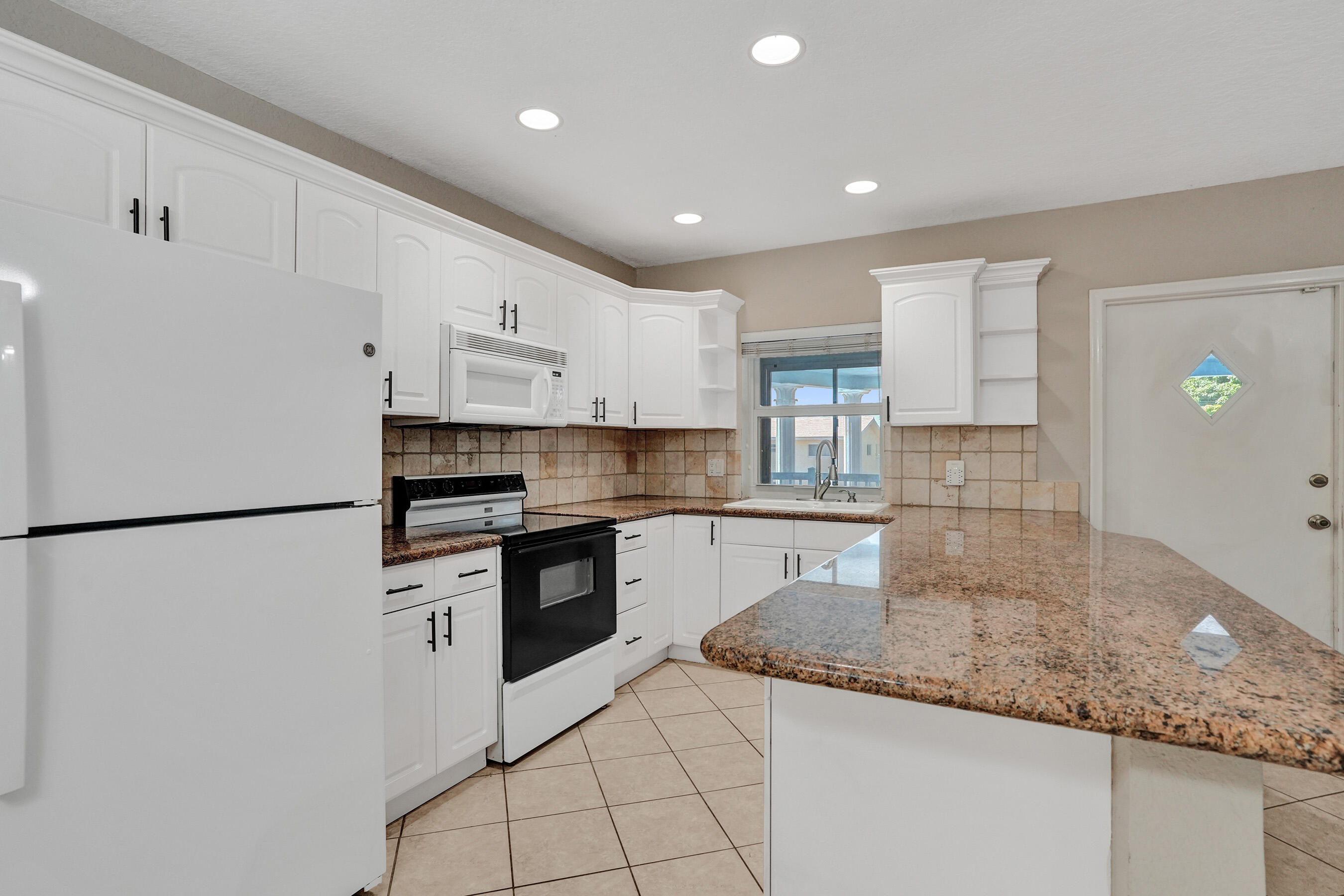 YACHT VIEW CONDO - Residential
