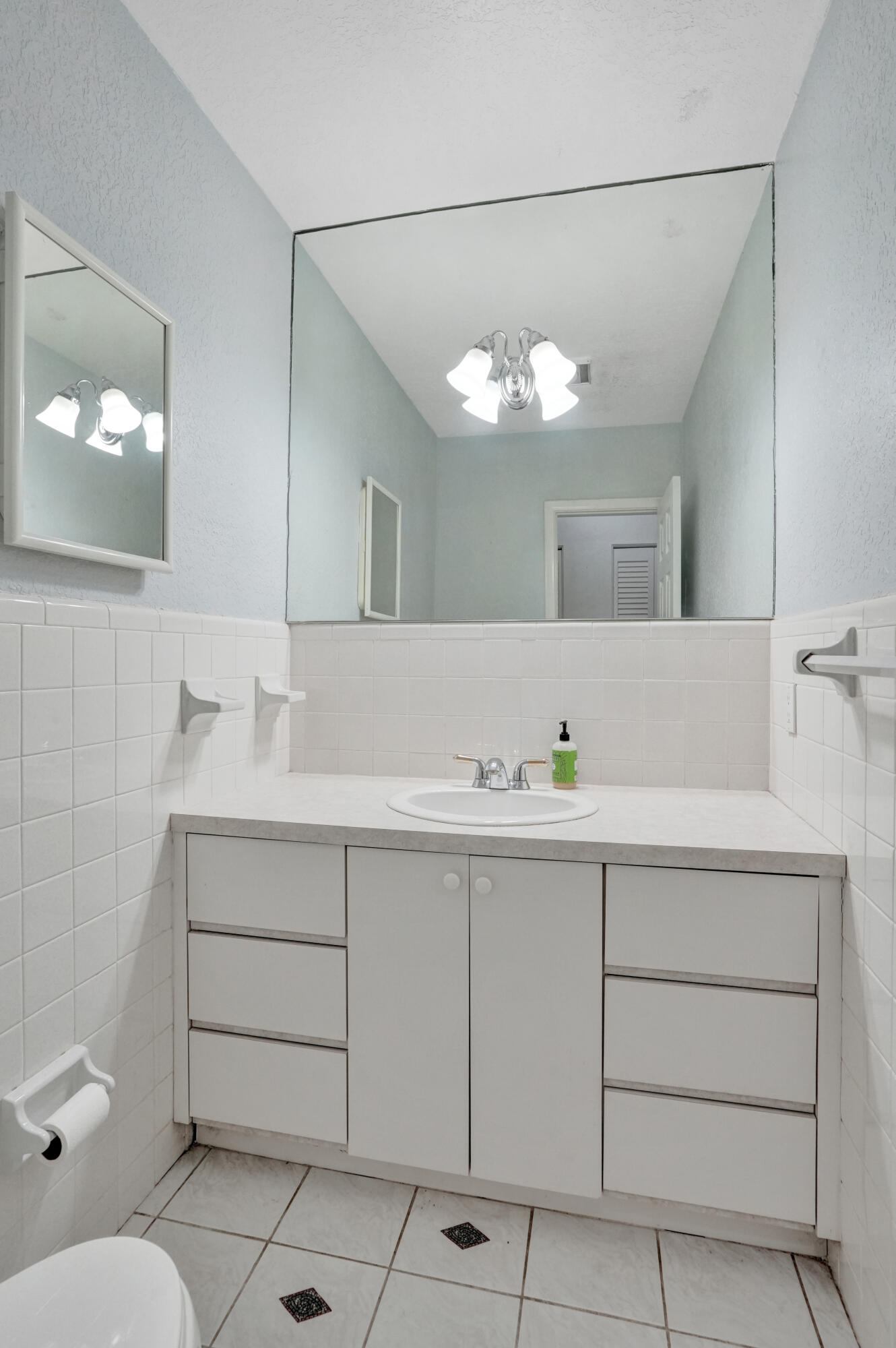 YACHT VIEW CONDO - Residential