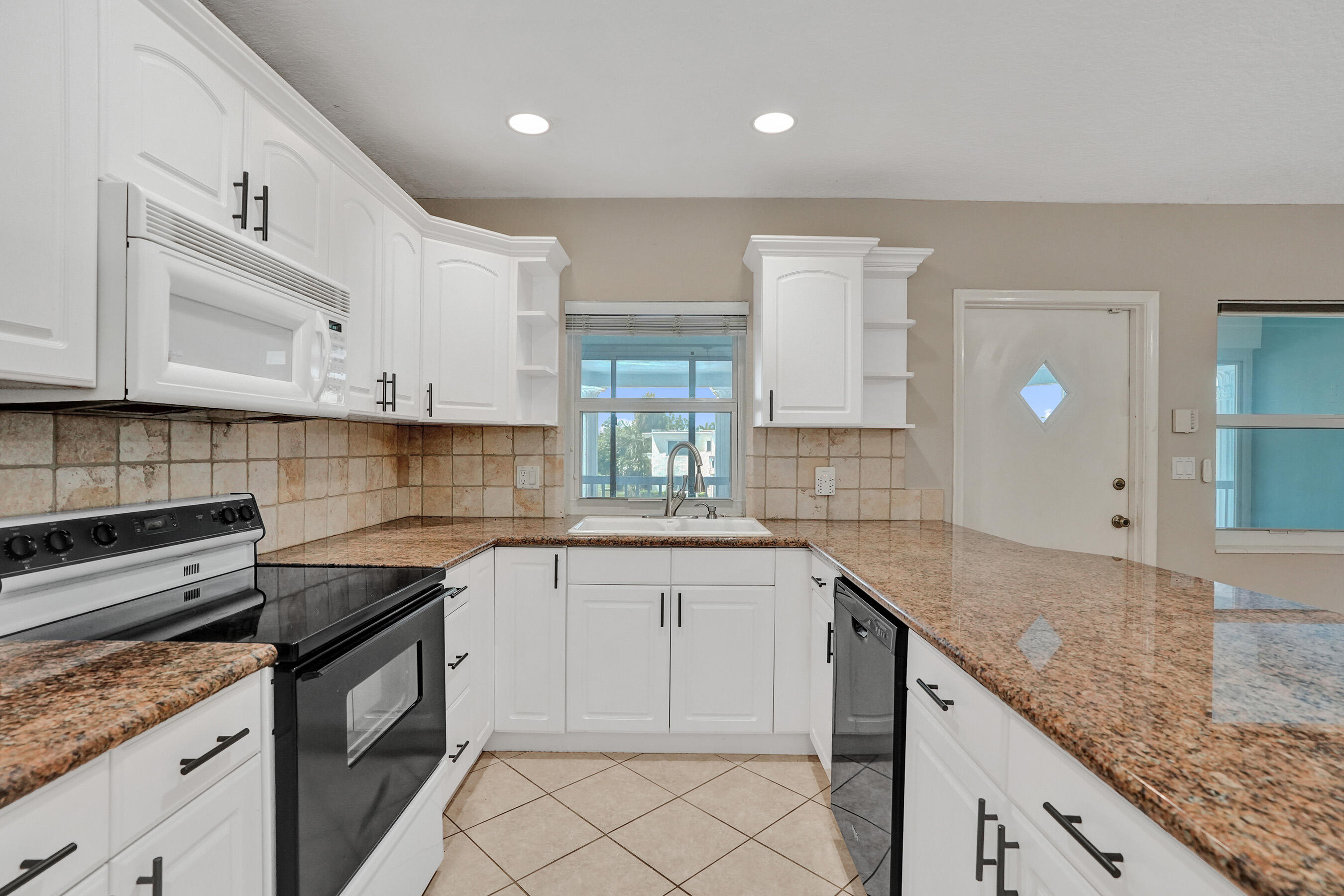 YACHT VIEW CONDO - Residential