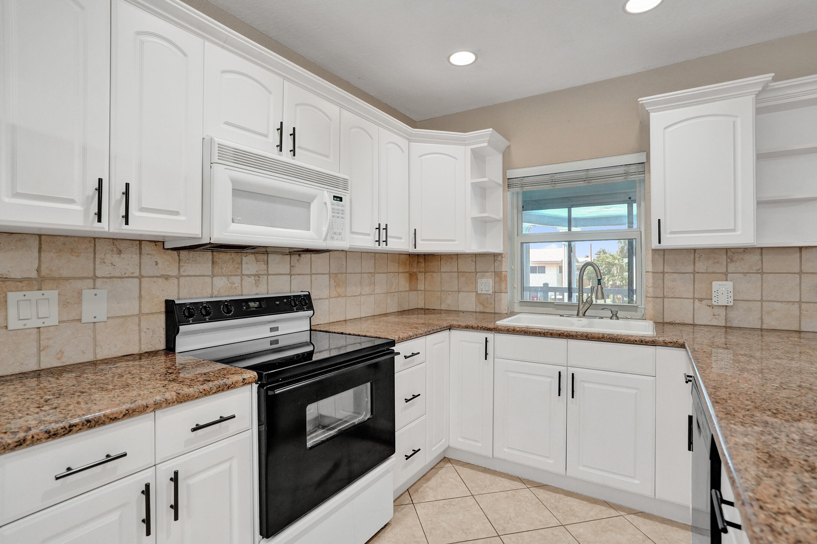 YACHT VIEW CONDO - Residential