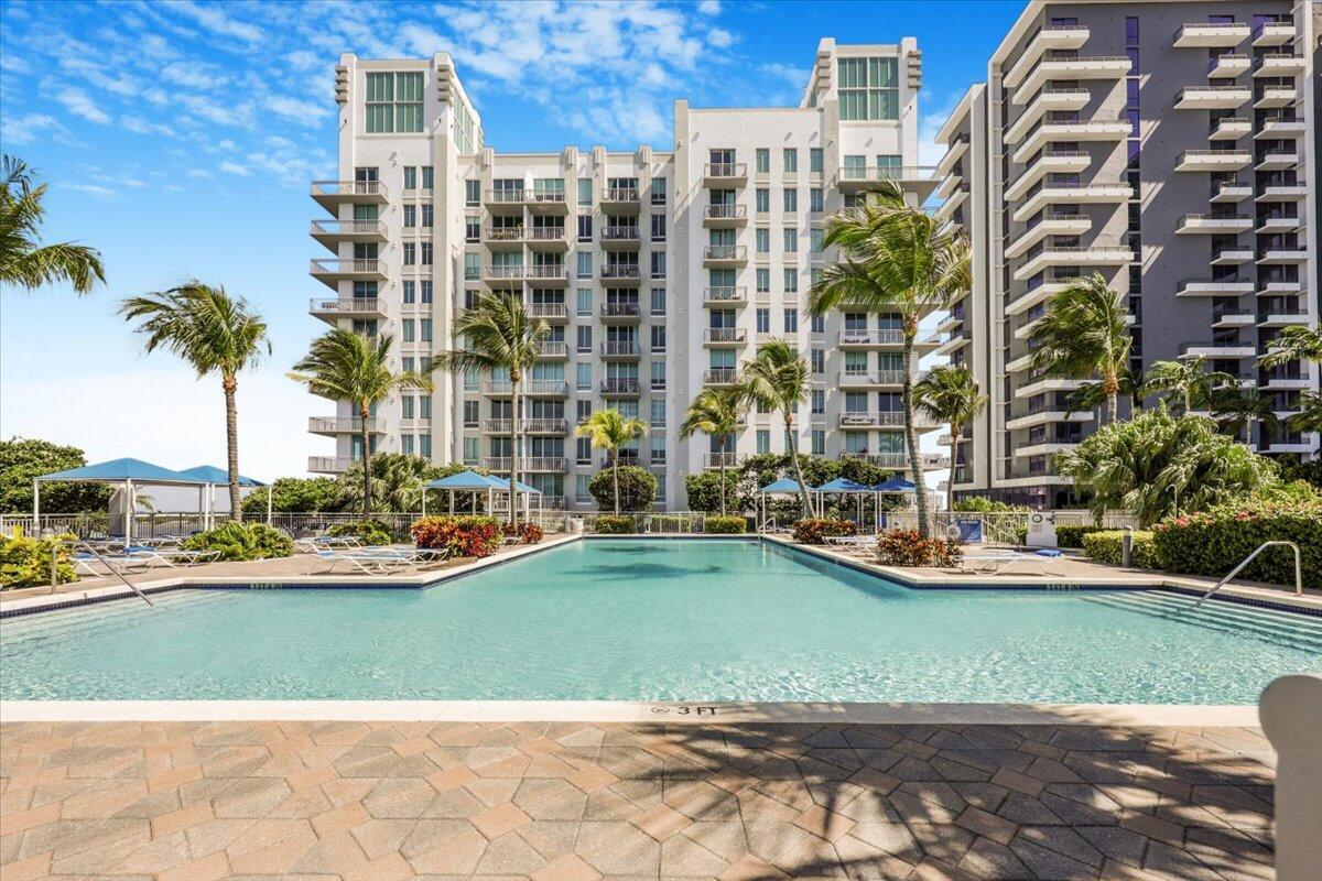 Furnished 1 Bedroom | 1 Bathroom Loft-Style Condo for Rent Luxury unit with 10 ft high ceilings, fully equipped with dishes, flatware, linens, and an in-unit washer & dryer. Located in the most desirable area of Downtown West Palm Beach—just blocks from CityPlace, the movie theater, Improv, dining, shops, and nightlife. Only minutes away from the beach, golf courses, and PBI Airport. The Edge offers top-tier amenities including a rooftop swimming pool, jacuzzi, fitness center, outdoor barbecue area, resort-style clubhouse, parking garage, and 24-hour lobby security.