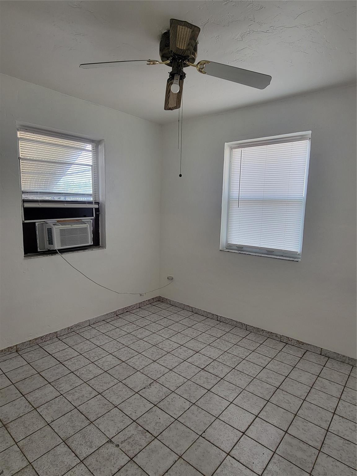 Hollywood 1-21 B - Residential Lease
