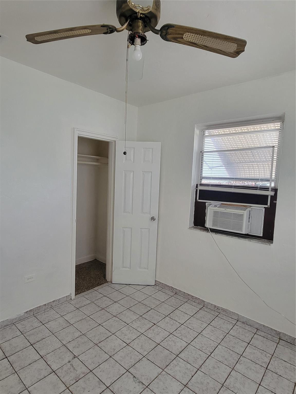 Hollywood 1-21 B - Residential Lease