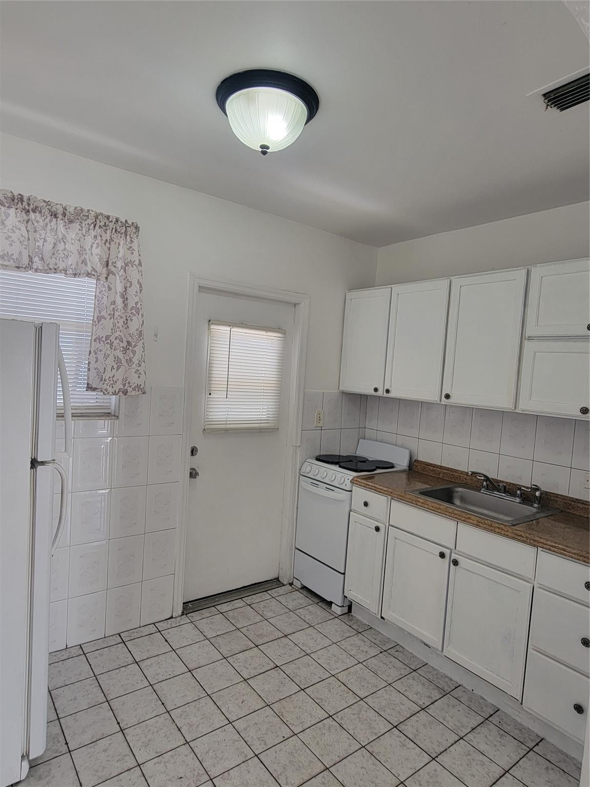 Hollywood 1-21 B - Residential Lease