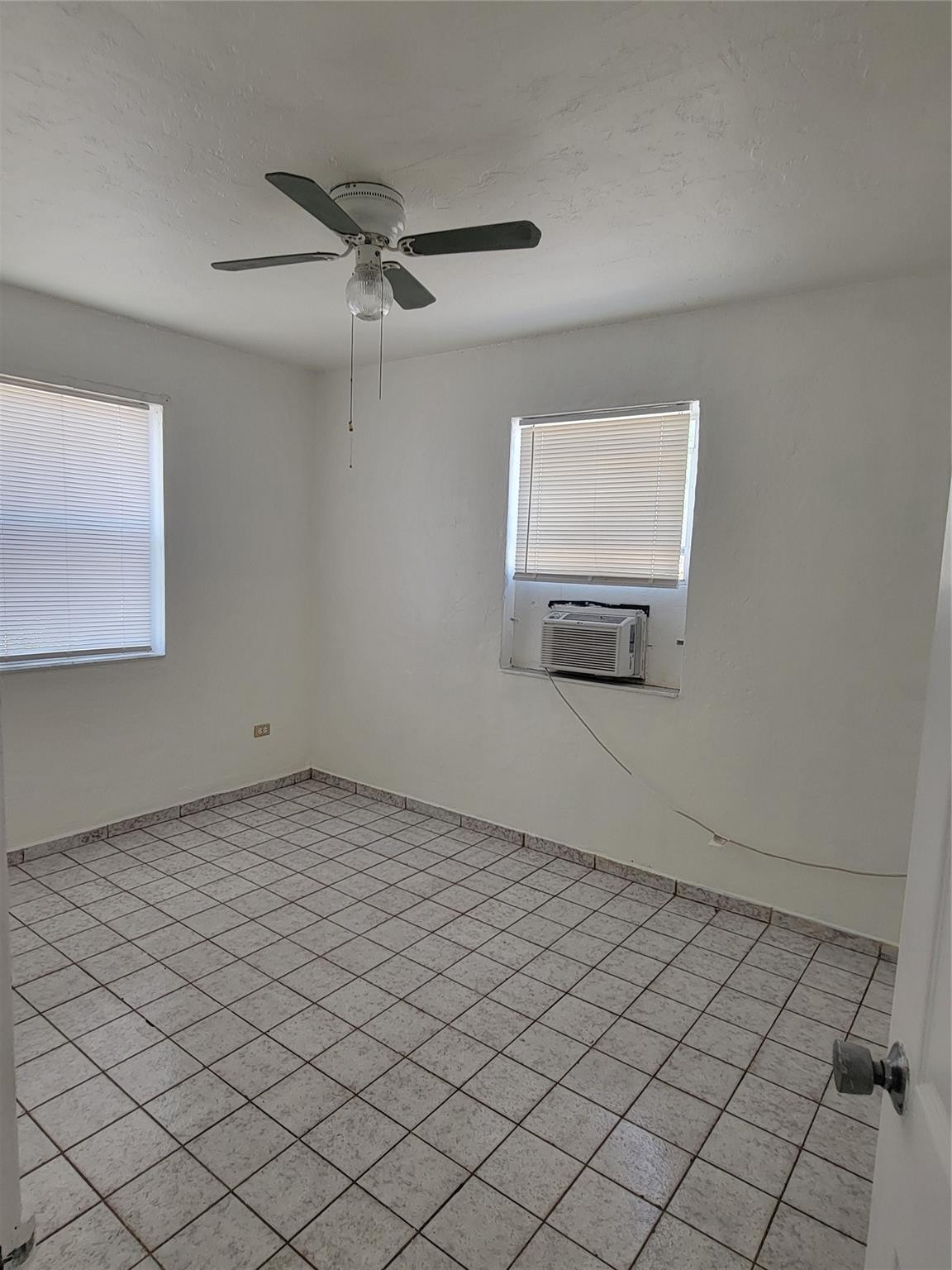 Hollywood 1-21 B - Residential Lease