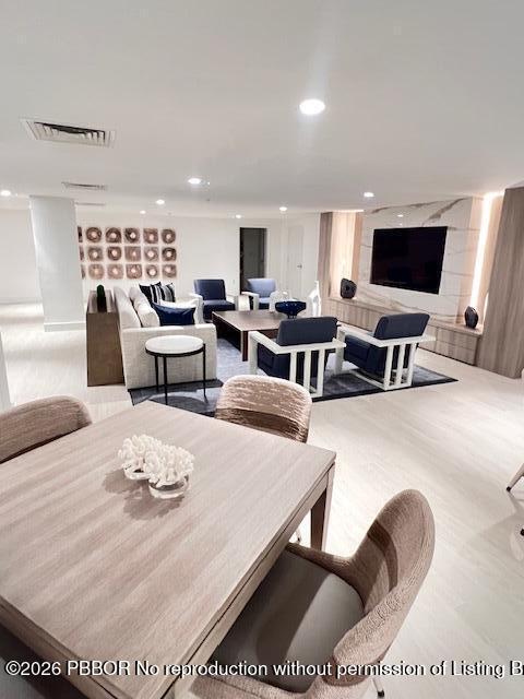 CARLYLE HOUSE CONDO - Residential