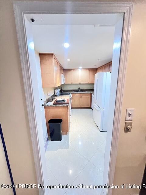 CARLYLE HOUSE CONDO - Residential
