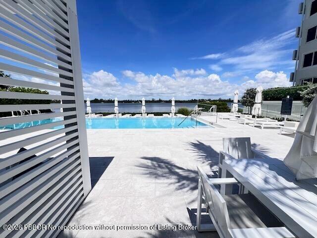 CARLYLE HOUSE CONDO - Residential