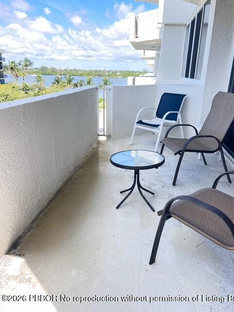 CARLYLE HOUSE CONDO - Residential