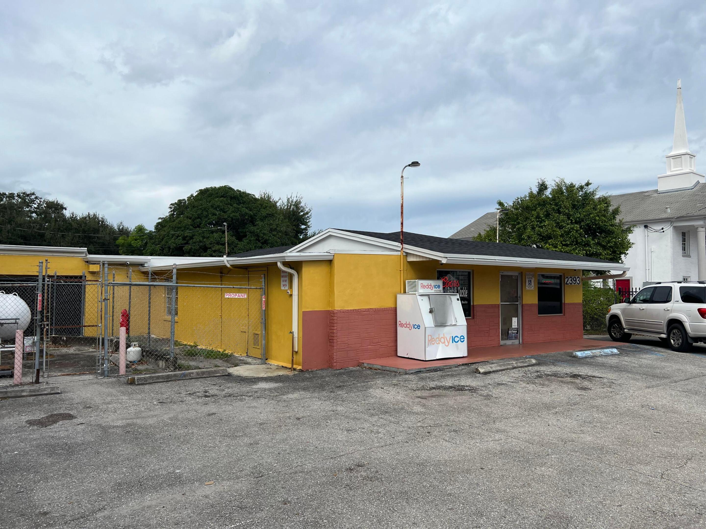 LOCATION LOCATION LOCATION!!!THIS PROPERTY IS IN A GREAT LOCATION CLOSE TO THE PALM BEACH INTERNATIONAL AIRPORT! PARKING IN FRONT/ RARE, AND 2024 ROOF.