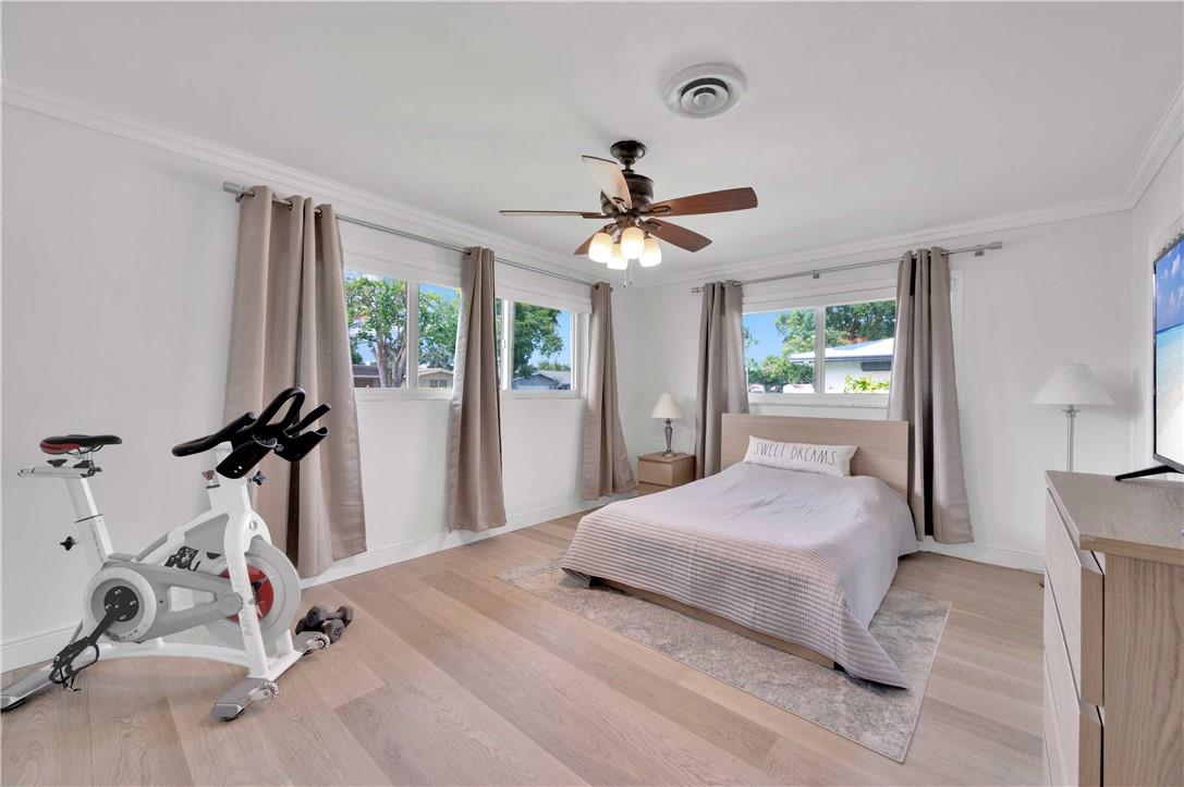 HOLLYWOOD HILLS - Residential