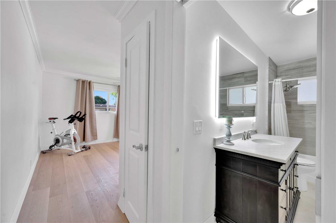 HOLLYWOOD HILLS - Residential