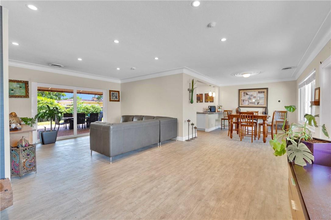 HOLLYWOOD HILLS - Residential