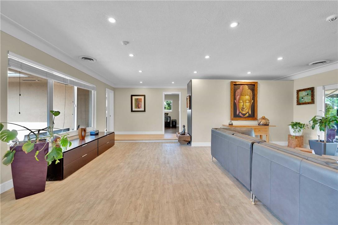 HOLLYWOOD HILLS - Residential