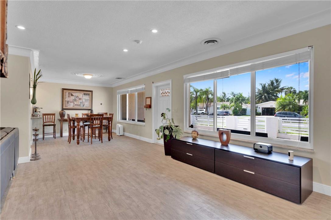 HOLLYWOOD HILLS - Residential