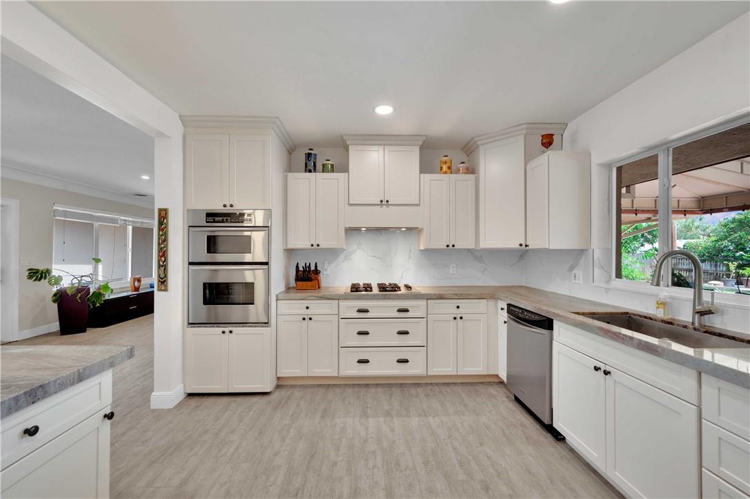 HOLLYWOOD HILLS - Residential