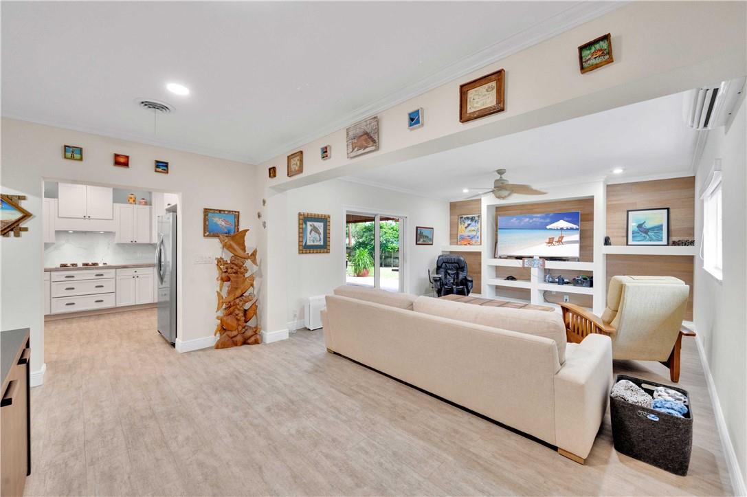 HOLLYWOOD HILLS - Residential