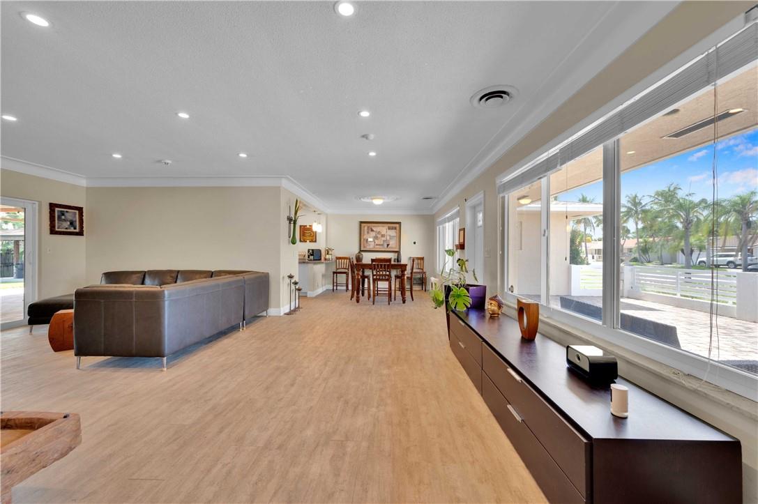 HOLLYWOOD HILLS - Residential
