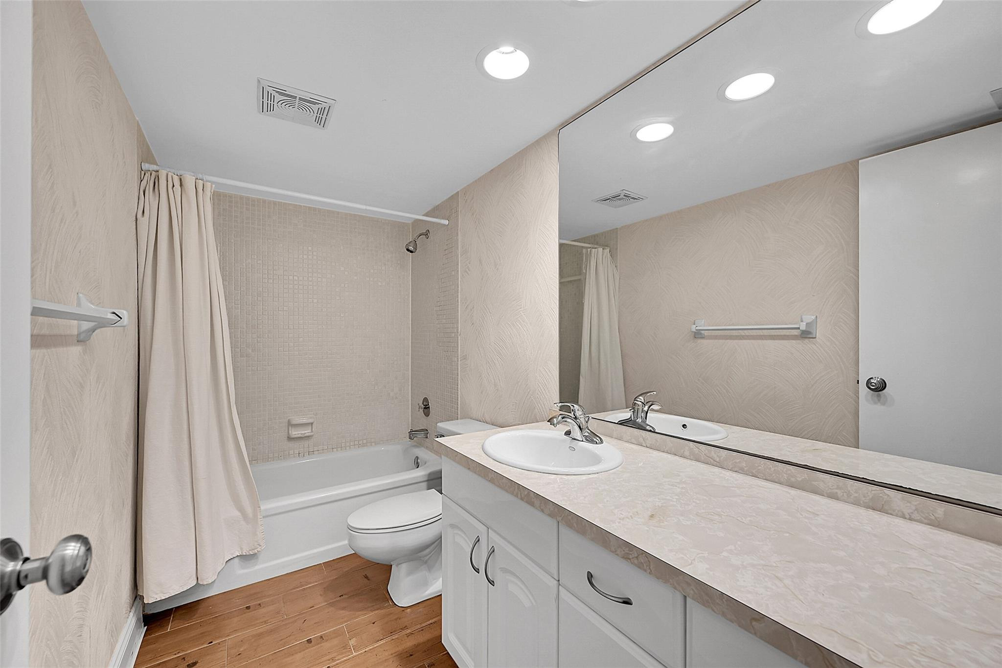 FRENCH QUARTER CONDOMINIUM - Residential Lease