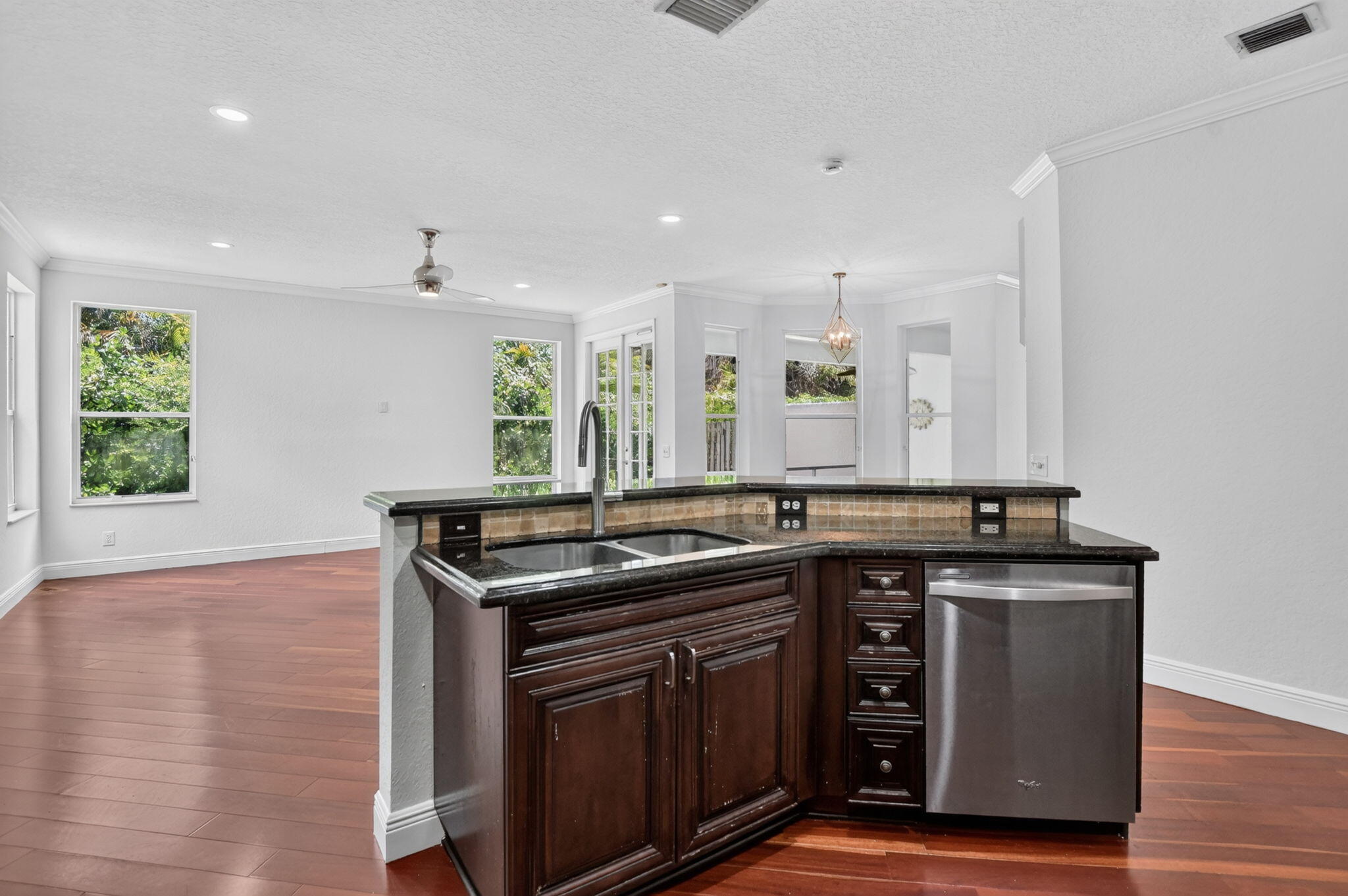 SYMPHONY BAY - Residential