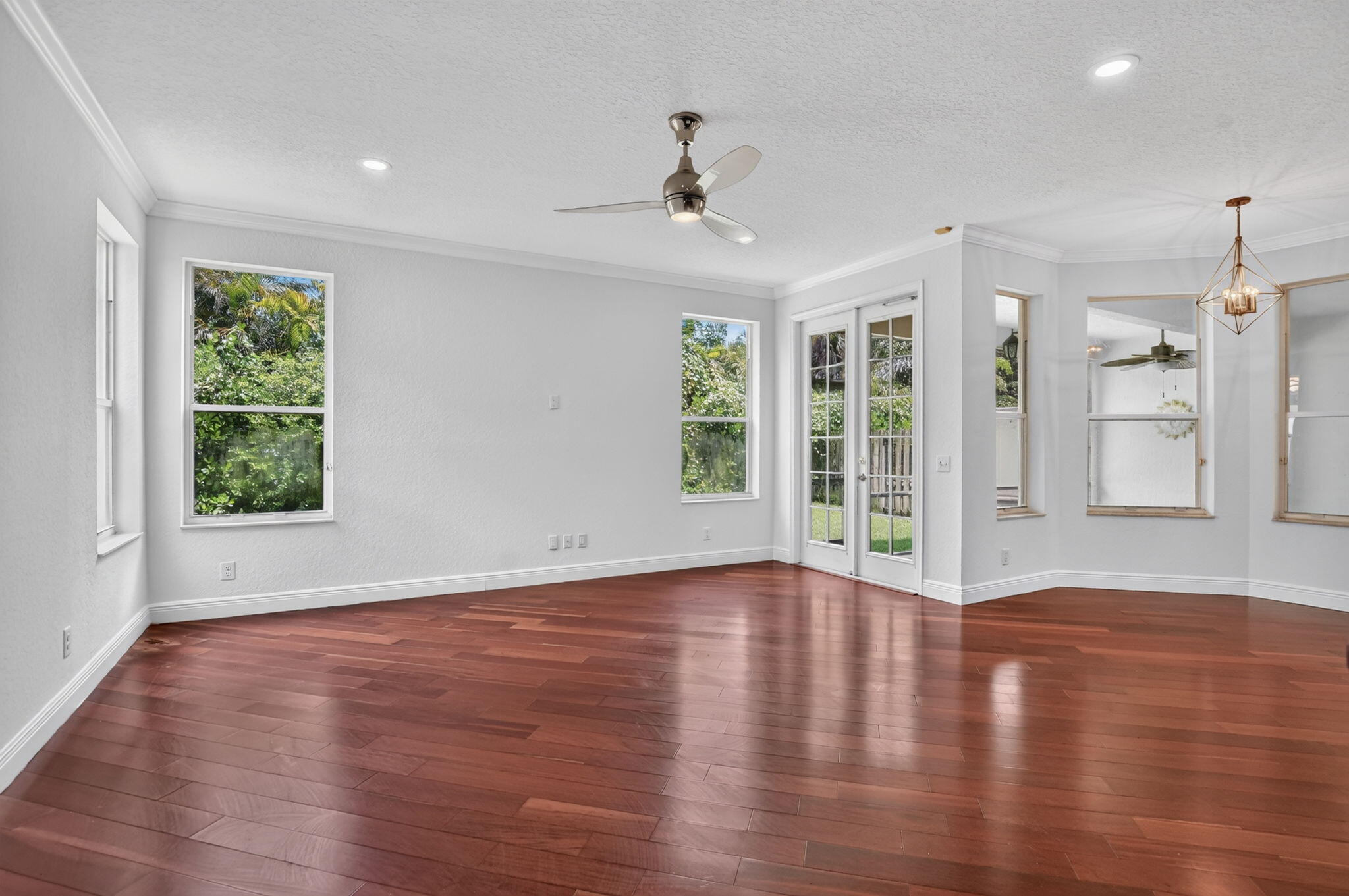 SYMPHONY BAY - Residential