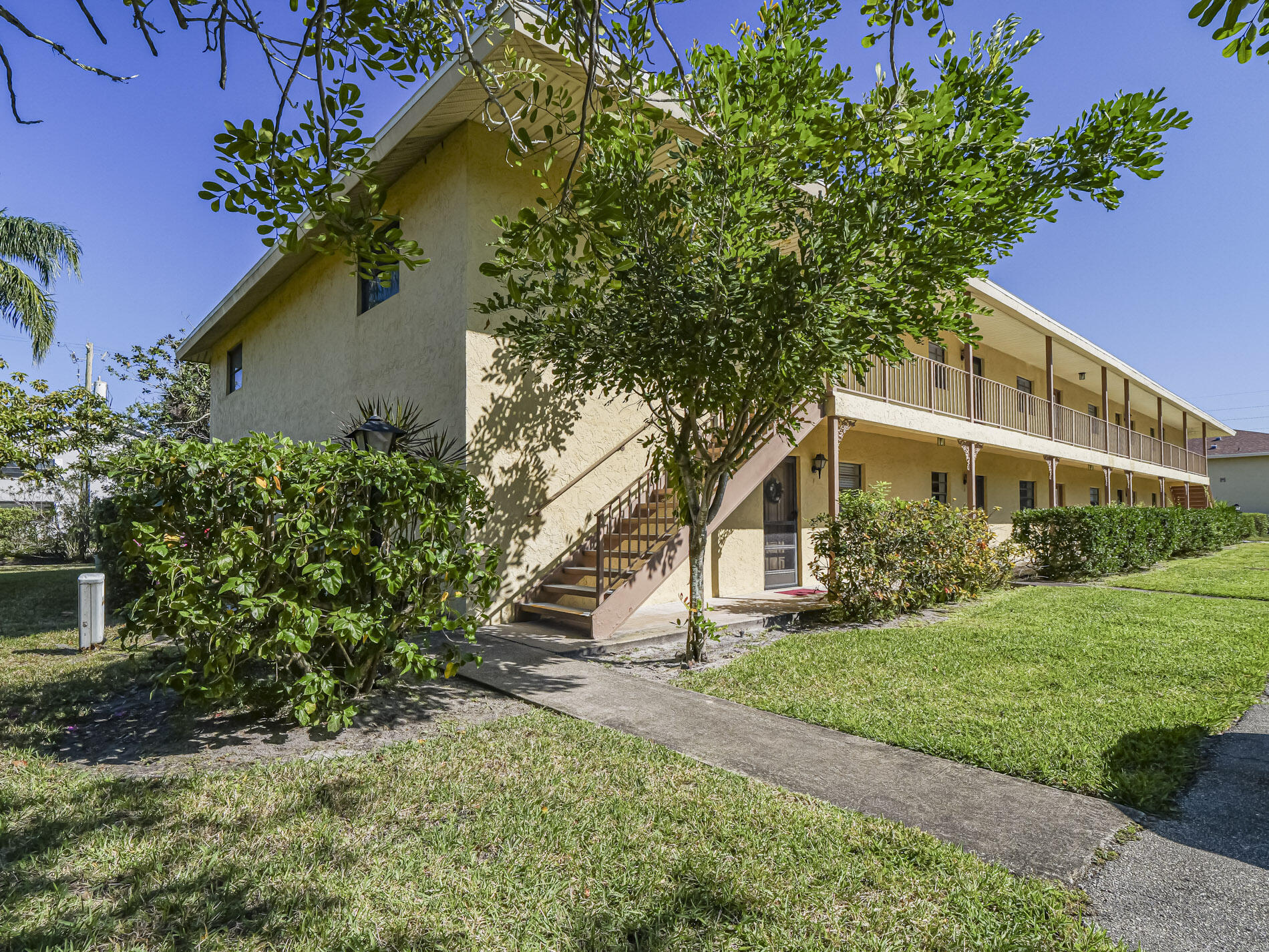 Remodeled, first floor unit with newer appliances, tile floors and a great layout! Oak Park Terrace is a vibrant 55+ community less than 2 miles to the beaches. Community features pool and tennis and close proximity to shops and restaurants.