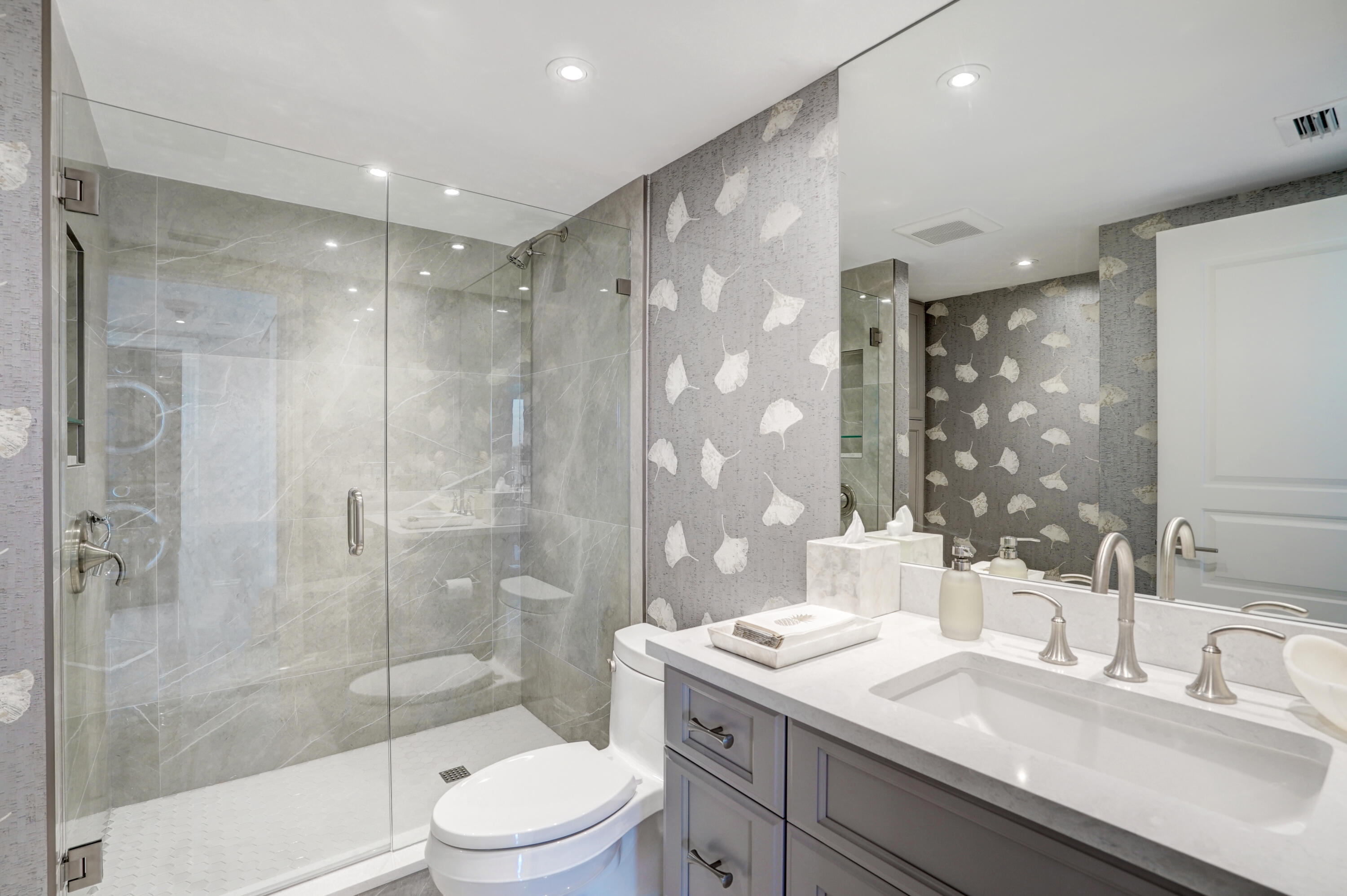 TEQUESTA TOWERS - Residential
