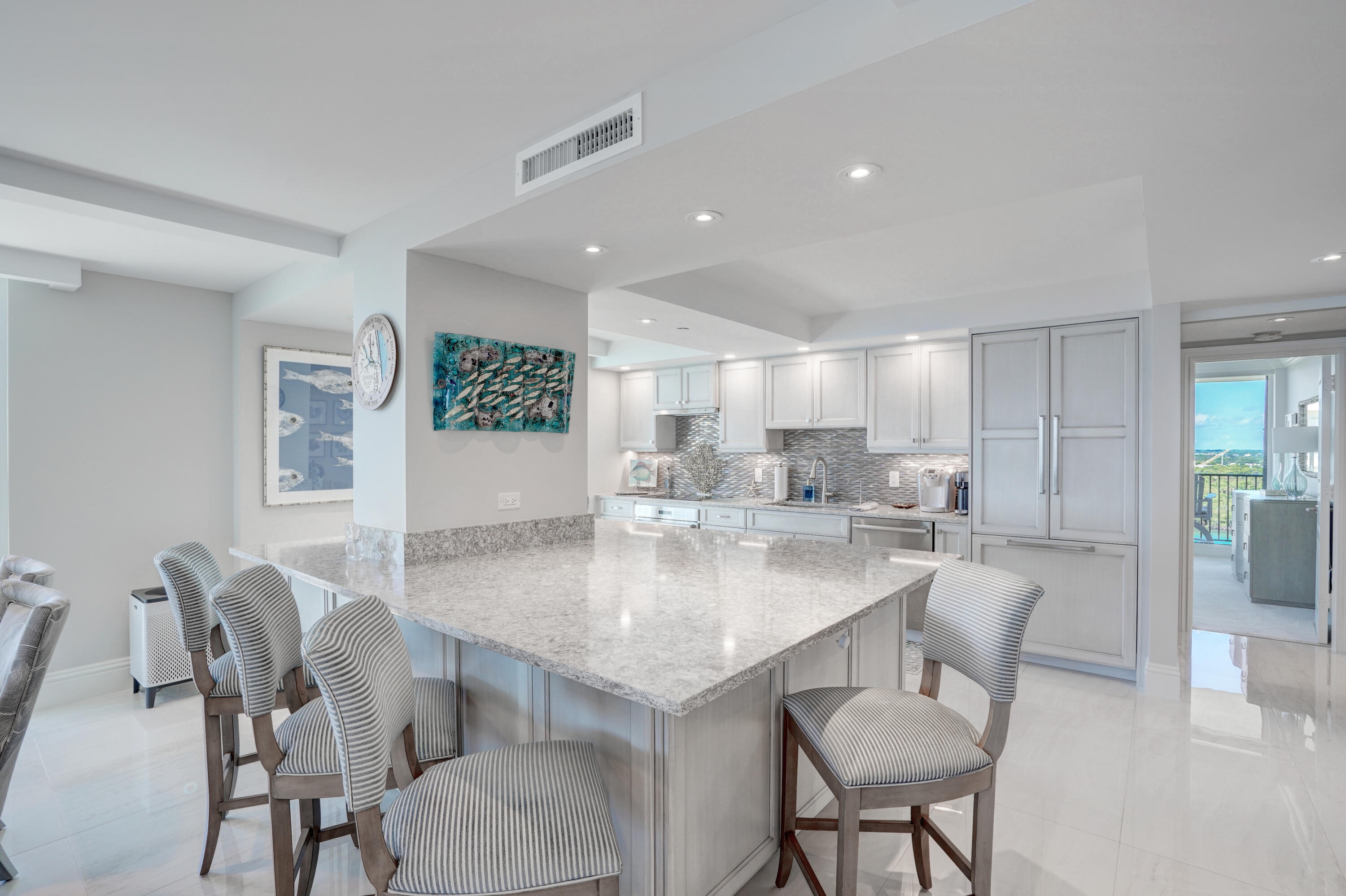 TEQUESTA TOWERS - Residential