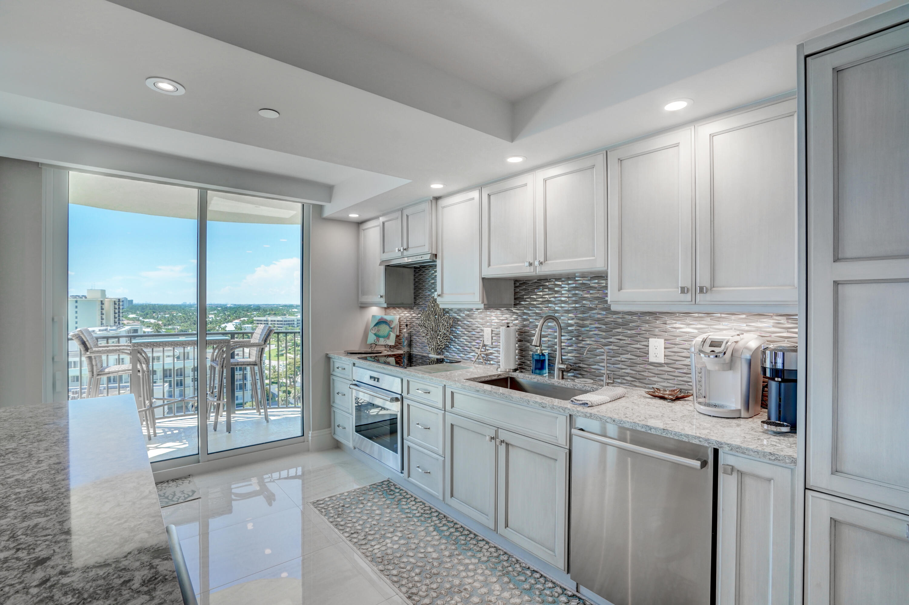 TEQUESTA TOWERS - Residential