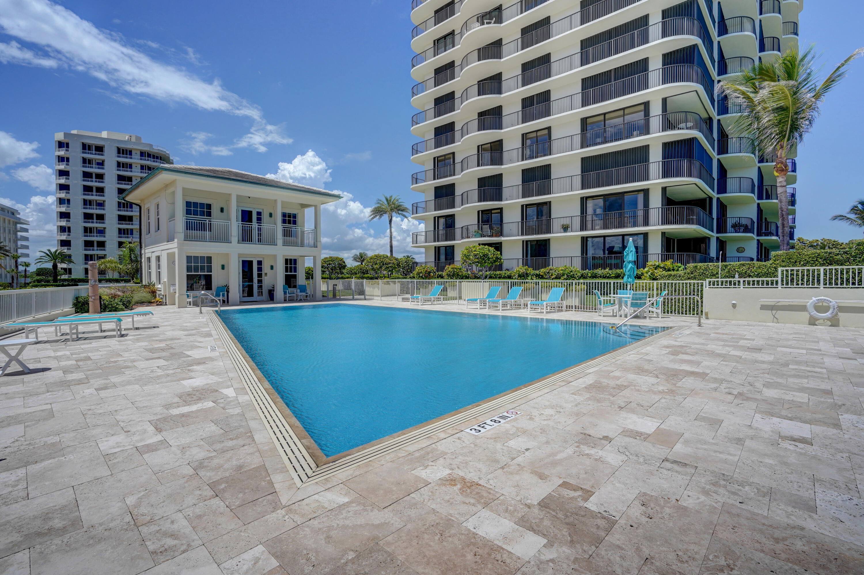 TEQUESTA TOWERS - Residential