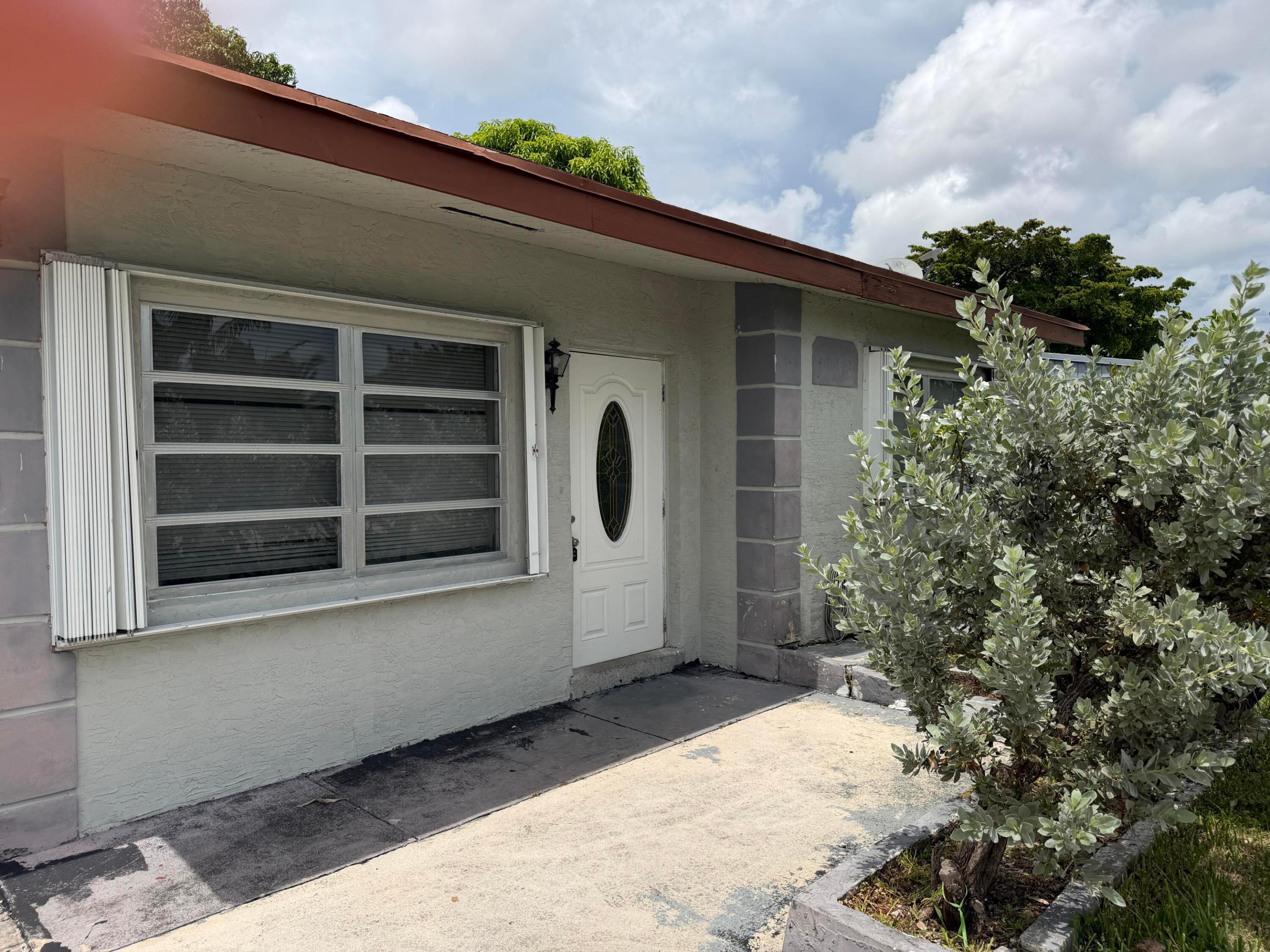 Nice 2/1 single family home. Washer and dryer in unit with its own room. Nice big backyard. No hoa, fast approval.