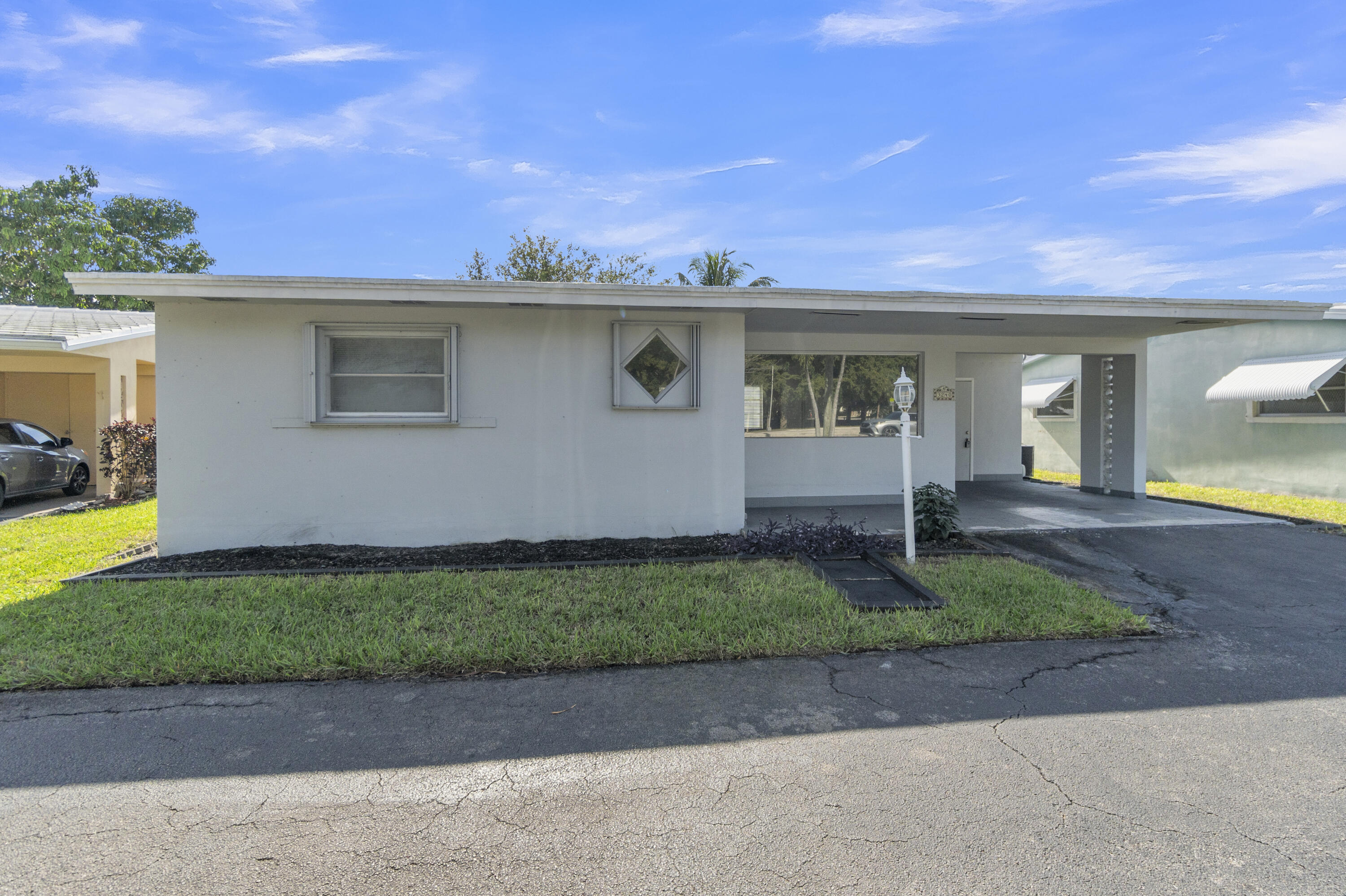 REJUVENTATED, SPACIOUS, TURN-KEY 3/1. NO APPOINTMENT REQUIRED. COME AND FALL IN LOVE WITH YOUR NEW HOME. POSSIBLE SELLER'S CONCESSION. ESCROW DEPOSIT MINIMUM IS 2.5% OF OFFER PRICE ON FINANCE OFFERS, 10% IF CASH. SUBMIT OFFER ON THE FARBAR AS-IS CONTRACT AND MUST INCLUDE THE ATTACHED SELLER'S AS-IS ADDENDUM.  EASY TO SHOW.  SUPRA ON FRONT DOOR.  GO & SHOW IT ANYTIME.  NO CBS CODE REQUIRED.  IF IT IS ACTIVE IN THE MLS, IT IS AVAILABLE AND ACCEPTING OFFERS.  HOA RULES & REGULATIONS ATTACHED TO LISTING.  COMPLETE SET OF HOA DOCS AVAILABLE UPON REQUEST.  ATTENTION FLEX USERS: PLEASE SEE SUPPLEMENTAL REMARKS FOR MORE INFO.
