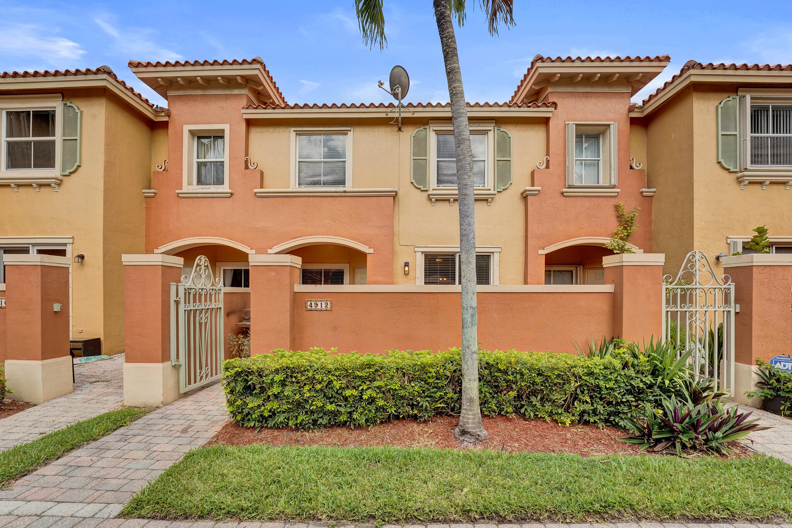 VILLAS AT HARBOR ISLES CONDO - Residential