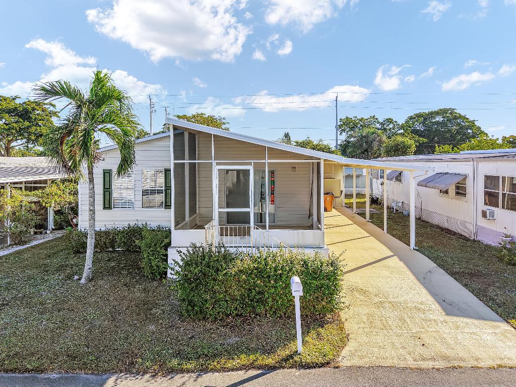 PRICE REDUCED!!! 
BRAND NEW AC INSTALLED.
DON'T MISS THE OPPORTUNITY TO VIEW THIS BEAUTIFUL AND SPACIOUS 2 BEDROOMS, 2 BATHS WITH A POSSIBILITY FOR A 3RD BEDROOM AND ENCLOSED FLORIDA ROOM WITH A SEPARATE ENTRANCE. THIS HOME HAS LOTS OF POTENTIAL JUST WAITING FOR YOUR PERSONAL TOUCH. COUNTRY KNOLLS IS A 55+ COMMUNITY CLOSE TO THE DESIRABLE BEACH OF DEERFIELD. THE WORRY-FREE SOUTH FLORIDA LIFESTYLE, WITH AMENITIES GALORE. PERFECT FOR RETIREES.  LOT RENTAL $1132.97 INCLUDING WATER, SEWER, TAXES AND ALL AMENITIES.