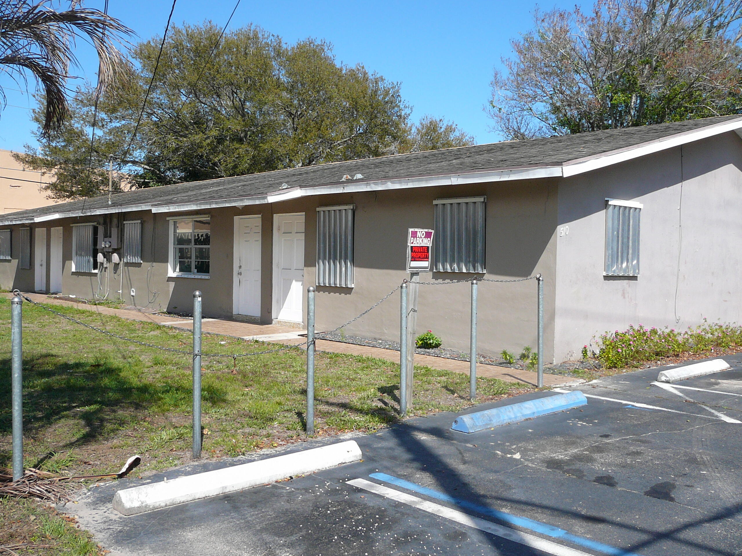 HUGE CBS DUPLEX ZONED GENERAL COMMERCIAL WHICH IS A LEGAL NON CONFORMING USE WITH NEARLY 3000 SF OF LIVING TOTAL. 3 BEDROOMS, 2 BATHROOMS EACH SIDE. EACH UNIT HAS A MASTER BEDROOM WITH WALK-IN CLOSET,LARGE EAT IN KITCHEN,LIVING ROOM, LAUNDRY ROOM, AND A SEPARATE ENTRANCE TO A BEDROOM. IDEALLY LOCATED, ADJACENT TO THE SOUTH OF PUBLIX PLAZA AND BEHIND WELLS FARGO BANK, JUST SECONDS TO SHOPPING, RESTAURANTS AND BANKS. POTENTIAL GROSS INCOME $48,000 PER YEAR! BOTH UNITS ARE VACANT SO FINISHING TOUCHES CAN BE MADE IMMEDIATELY TO GENERATE OPTIMUM INCOME. THIS IS PRICED TO SELL QUICKLY! SINCE IT IS A LEGAL NON-CONFORMING USE, NO FINANCING CONTINGENCIES WILL BE CONSIDERED.